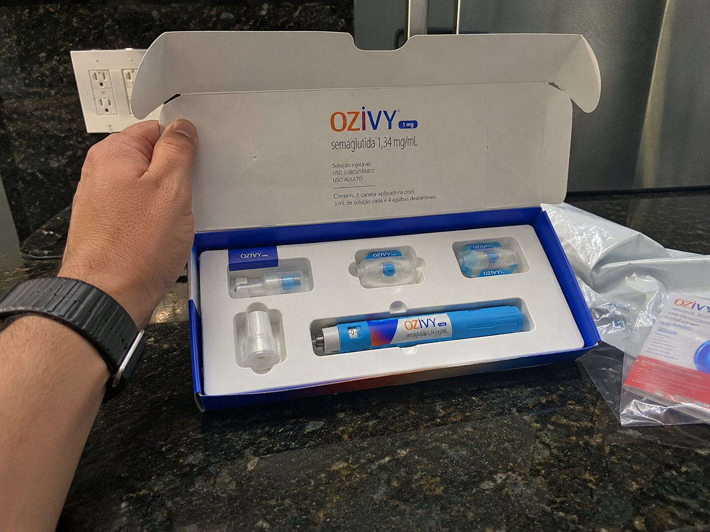 Cliente recebendo o kit OZIVY