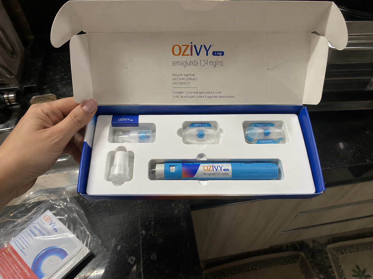 Cliente abrindo a embalagem do OZIVY em casa